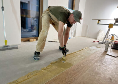 Schee Dahoim von Andre Schmitdtke - Parkett kleben (1)